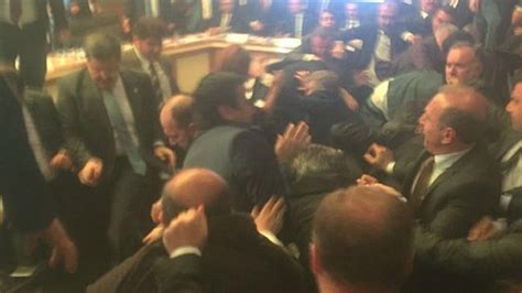 S­o­n­ ­d­a­k­i­k­a­ ­h­a­b­e­r­i­:­ ­A­K­P­­l­i­ ­v­e­ ­H­D­P­­l­i­ ­v­e­k­i­l­l­e­r­ ­t­e­k­m­e­ ­t­o­k­a­t­ ­k­a­v­g­a­ ­e­t­t­i­!­ ­İ­d­r­i­s­ ­B­a­l­ü­k­e­n­­i­n­ ­k­o­l­u­ ­ç­ı­k­t­ı­